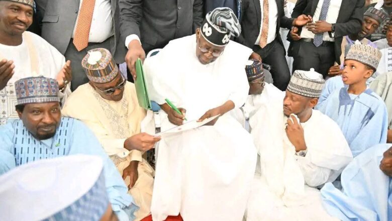 Kalli Bidiyo yanda fadawan sarkin Katsina suka fasa kofar taro suka shigar da sarkin bayan da aka kulle kofar dakin Taron da aka yiwa Tinubu Maraba a jihar