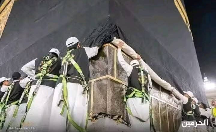 DA ƊUMI-ƊUMI: An canja rigar ɗakin Ka’abah wato Kiswa kafin a fara shirye-shiryen fara aikin Hajji na wannan shekarar