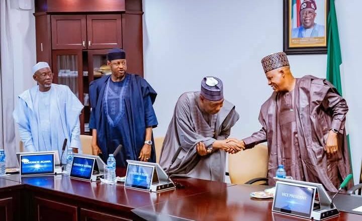 Yadda Gwamnan Jihar Borno Farfesa Babagana Umarah Ya Gaisa Da Mataimakin Shugaban Kasa, Sanata Kashim Shettima A Fadar Shugaban Kasa, Yau Laraba