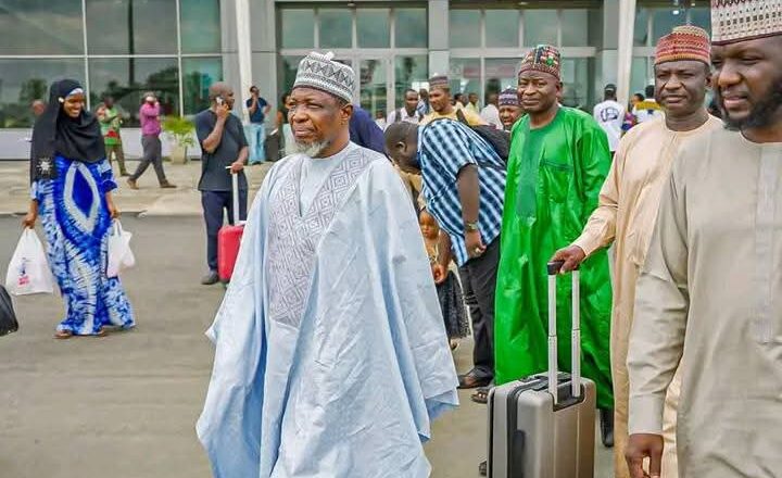 Shugaban Hukumar Alhazai (NAHCON) Farfesa Abdullahi Saleh Usman Pakistan tare da rakiyar wasu daga cikin manyan jami’an hukumar, sun sauƙa a filin jirgin sama na Port Harcourt domin shirin tashin jirgin farko na Alhazan bana da za a yi gobe a Owerri, fadar gwamnatin jihar Imo