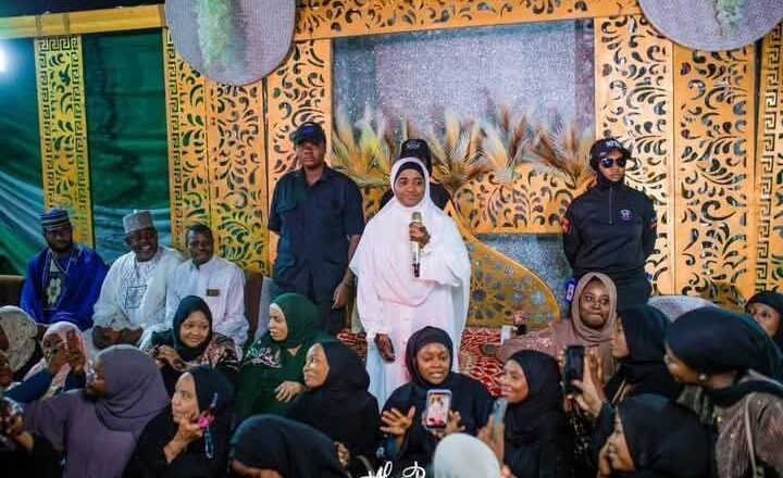 Amaryar Rarara Kenan, Malama Sayyada Aisha Humaira A Wajen Liyafar Da Ta Shirya Na Yabon Annabi Muhammad (S.A.W) A Jihar Borno A Jiya Alhamis