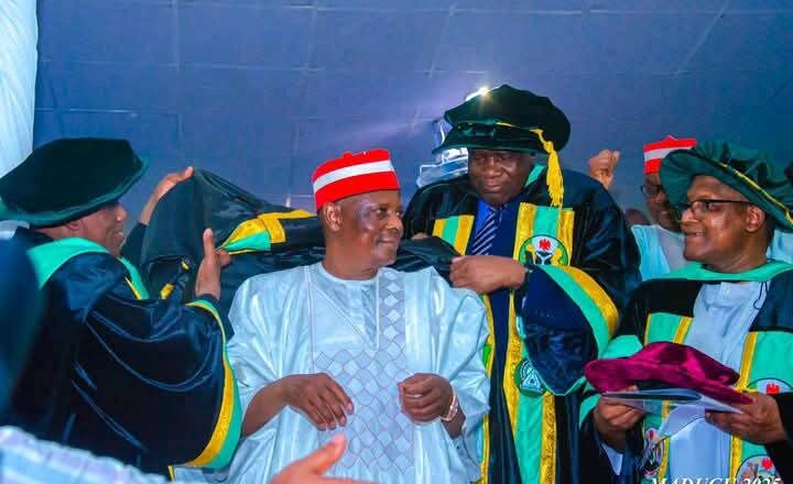 DA ƊUMI-ƊUMINSA: Jami’ar kimiyya da Fasaha ta Aiko Ɗangote ta karrama sanata Rabi’u Kwankwaso da digirin girmamawa