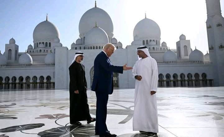 KARON FARKO: Shugaban Ƙasar Amurka, Donald Trump, ya ziyarci Babban Masallacin Sheikh Zayyad da ke Abu Dhabi, wanda ke ɗaya daga cikin manyan masallatai a duniya mai cike da fasahar gini ta zamani