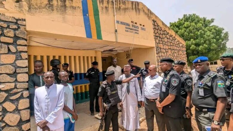 Hotuna: Wasu da ba’a san ko su wanene ba sun Kònà ofishin ‘yansanda a Rano dake Kano, Mutum daya ya mùtù