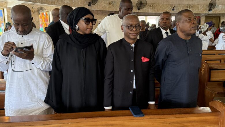 Kalli Hotuna: El-Rufai ya kaiwa Shuwagabannin jam’iyyar SDP reshen Kudancin Najeriya ziyara, inda har ya shiga coci, ya cire hula, abinda ya jawo cece-kuce