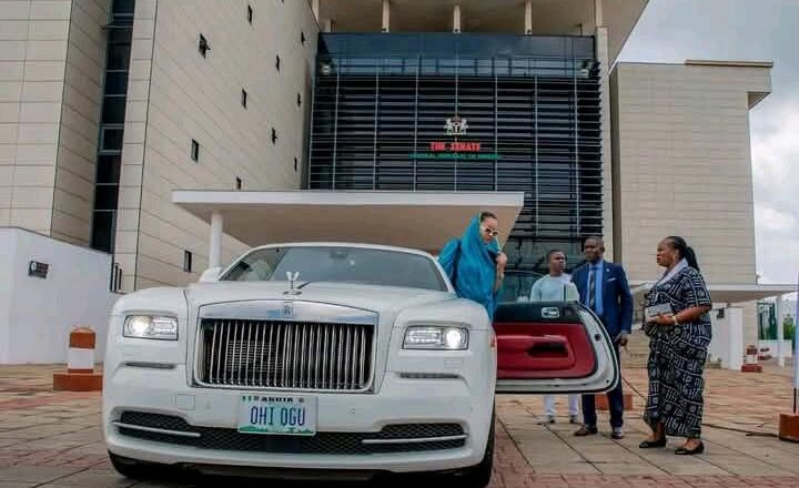 Bayan da majalisa ta kwace mata motarta ta aiki, Kalli Motar Alfarma da Sanata Natasha Akpoti ta siya take tuka abinta