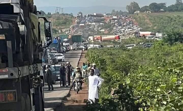 SANARWA GA MATAFIYA: Yanzu Haka Hanyar Abuja Zuwa Kano-Kaduna Ta Cunkushe, Inda Masu Ababen Hawa Suka Yi Curko-Curko Dauke Da Matafiya Musamman Masu Zuwa Hidimar Sallah