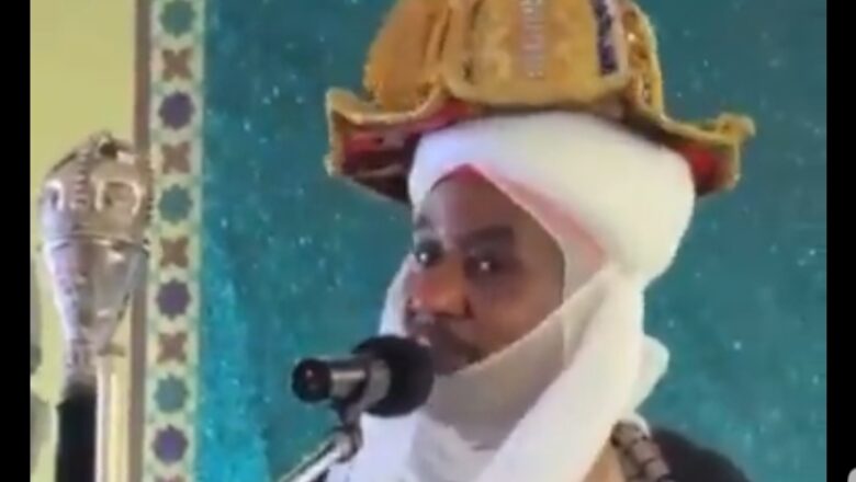 Kalli Bidiyon yanda Wani abu ya fado saman kan Sarkin Kano, Muhammad Sanusi II a fadar Gwamnatin Kano yana tsaka da jawabi