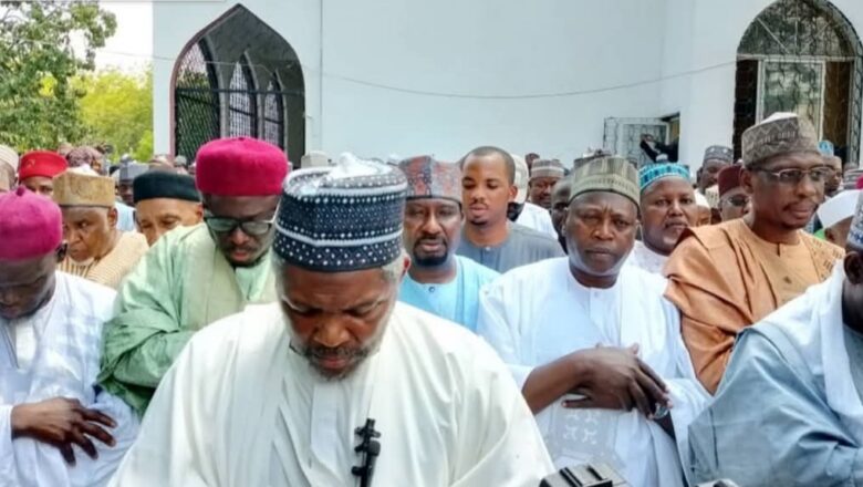Hotuna: An Gudanar Da Jana’izar Ga’ib Ga Marigayi Aminu Dantata A Kano, Manyan mutane sun halarta