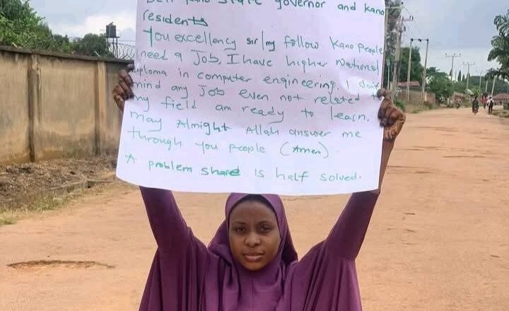 DA ƊUMI-ƊUMI: Wata budurwa ta fito kan titi dauke da allo inda take shaidawa Gwamnan Kano Abba Kabir Yusuf cewa ta gama karatu amma ba aiki, ta ce harakar kwamfuta ta karanta amma duk aikin da aka bata tana so