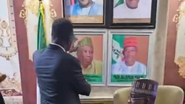 Allah Sarki Kalli Bidiyon yanda aka cire hoton Ganduje daga ofishin APC ana maye da hoton sabon shugaban jam’iyyar