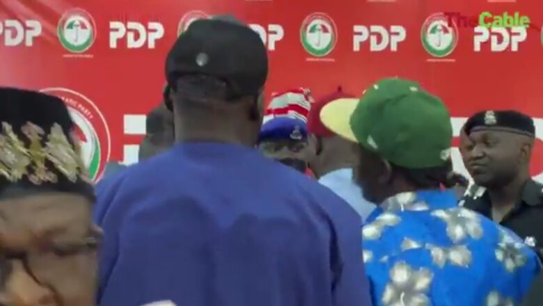 Kalli Bidiyon yanda ‘yansanda suka tarwatsa taron jam’iyyar PDP a Abuja duk da musanta rufe ofishin jam’iyyar da suka yi