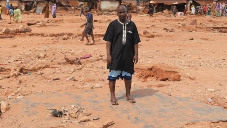 Matar Wannan mutumin ta ràsù a ambaliyar ruwan data faru a Mokwa jihar Naija, hakanan jaririnsa da ‘yan uwansa 7 duk sun ràsù da kayan jikinsa kawai ya tsira