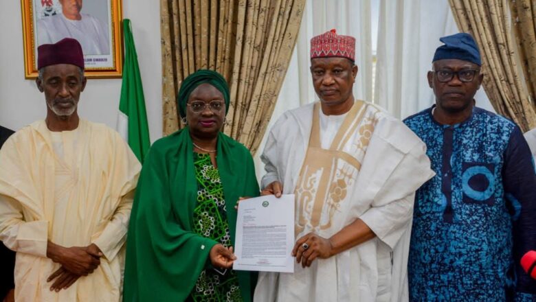 Gwamna Abiodun ya baiwa iyalan ƴan wasan Kano da su ka rasu a hatsarin mota Naira Miliyan 31