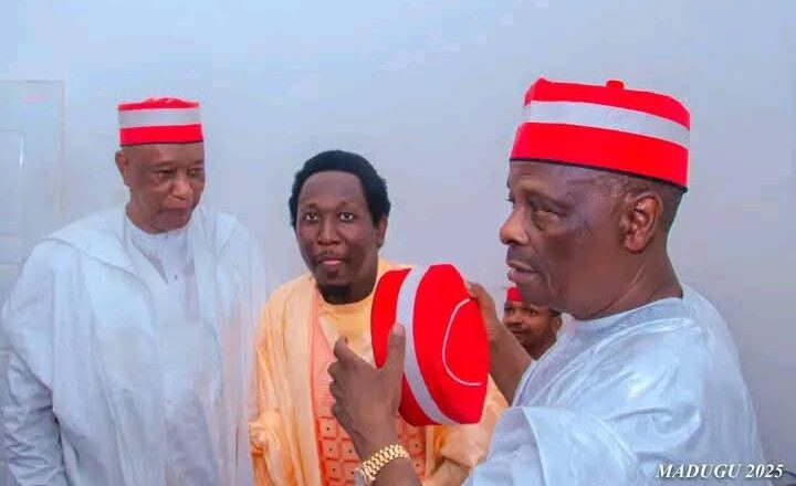 YANZU-YANZU: Shugaban Darikar Kwankwasiyya Rabi’u Musa Kwankwaso ya karbi Dan wasan Kannywood Ali Artwork Madagwal zuwa Jam’iyyar NNPP