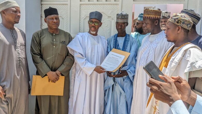 Sanata Lado ya miƙa kyaututtukan gidaje ga waɗanda su ka yi na ɗaya da na biyu a musabaƙar Kur’ani a Kano