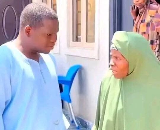 Hotuna: Kalli Mahaifiya ga tsohon Jarumin Kannywood marigayi Rabilu Musa Ibro ta ziyarci mawaƙi Dauda Kahutu Rarara a gidansa na Kano