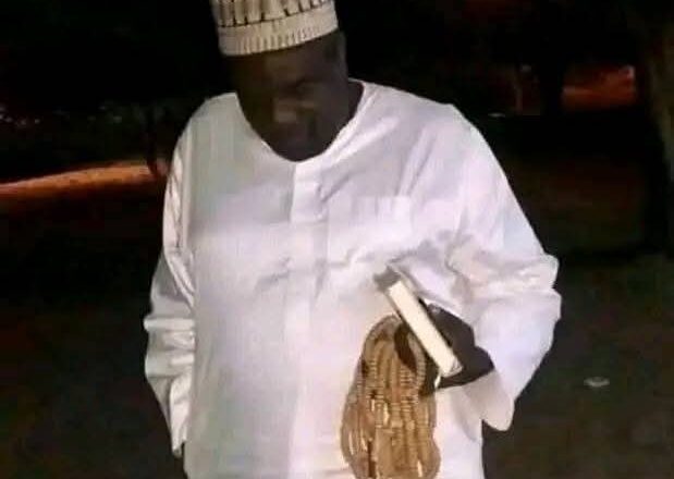 Tsohon Gwamnan Jihar Jigawa Kenan Saminu Turaki Dauke Da Carbinsa Mai Dubu Da Ku’ŕani Mai Girma A Hannunsa