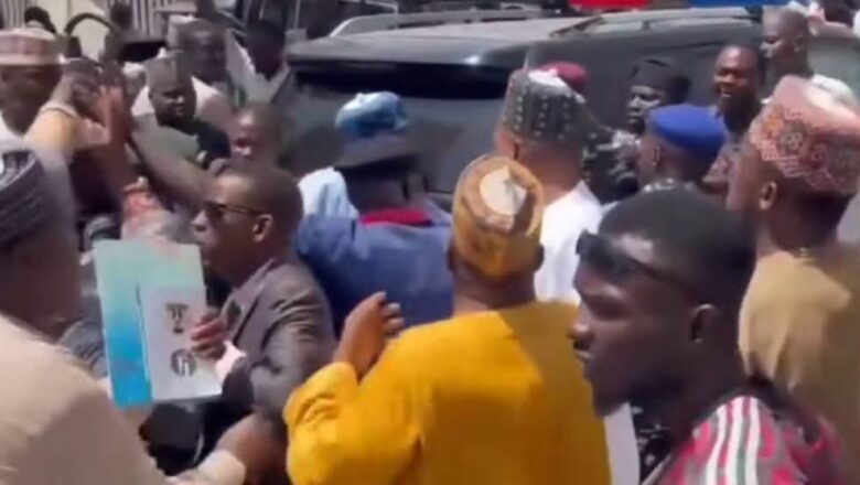 Kalli Bidiyo: Yadda Aka Ciro Ganduje Da Kyar Daga Dakin Taron APC Bayan Ya Ki Ambaton Sunan Kashim Shettima A Yayin Da Ya Ambaci Sunan Tinubu