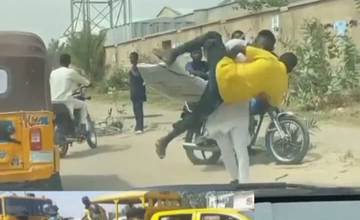 Kalli Bidiyon yanda wani me adaidaita sahu ya daga dan Karota ya narka da kasa