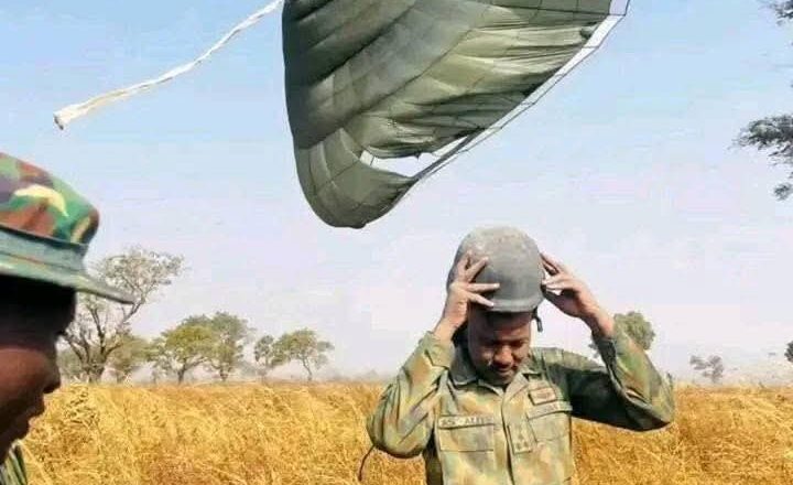 Haziƙin Babban Jami’in Sojan Nijeriya, Birgediya Janar AS Aliyu Wanda Ya Yi Nasarar Tsallakowa Daga Cikin Jirgin Sama A Lokacin Da Yake Tafiya A Sararin Samaniya, Wanda Kusan Wannan Shine Karo Na Biyu Da Wani Babban Jami’in Ya Samu Nasarar Yin Wannan Jarumtar