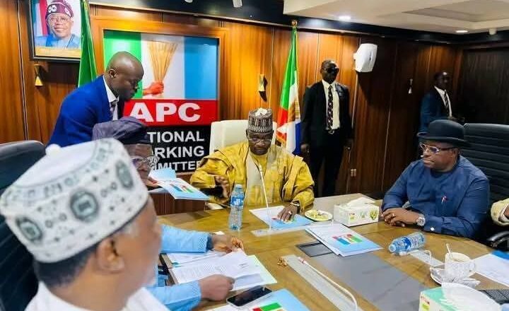 Kalli Hotuna: Bayan Tsige Ganduje, A Yau Litinin Honarabul Ali Bukar Dalori Ya Shiga Ofis A Matsayin Shugaban Jam’iyyar APC Na Kasa