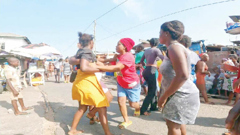 Kalli yanda uwa ke zane diyarta saboda diyar tawa uwar kwacen saurayi