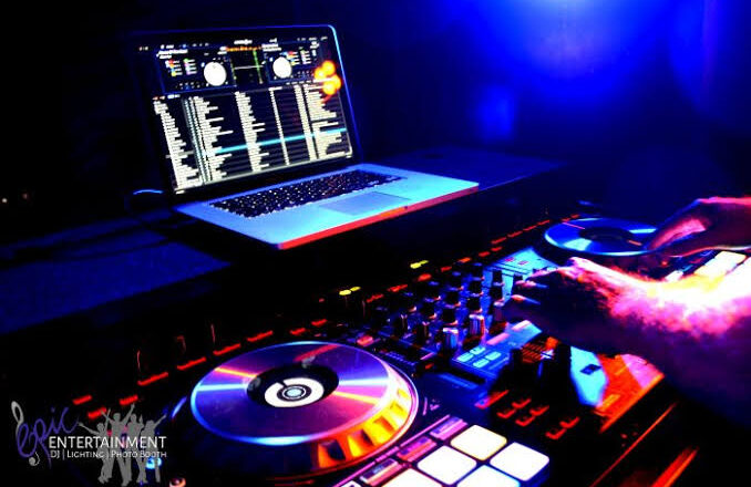 Gwamnatin tarayya ta gargadi DJ masu saka wakoki a wajan Bukukuwa da cewa su nemi lasisi ko kuma aci su tarar Naira Miliyan 1 ko daurin shekara 5 a gidan yari