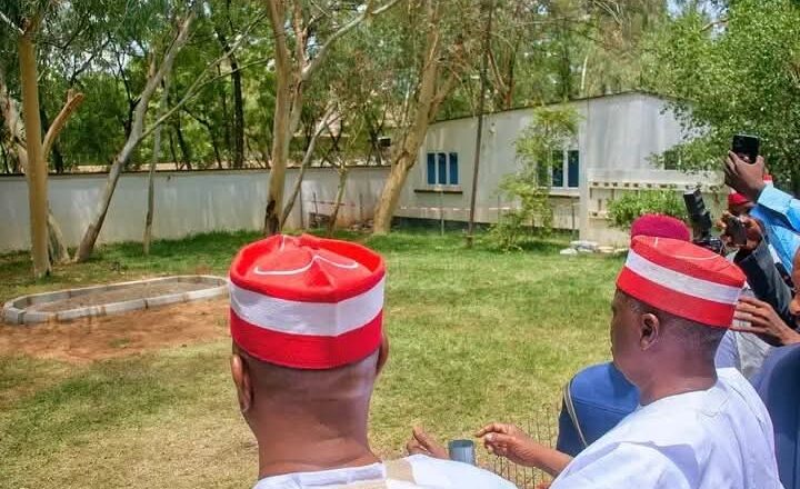 Kalli Hotuna:Bayan cece-kuce Kwankwaso ya jewa Iyalan Shugaba Buhari ta’aziyya
