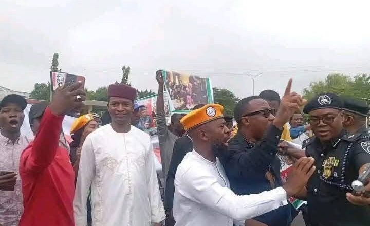 YANZU-YANZU: An Fara Gudanar Da Zàñga-zàñgar Kan Karin Albashi Da Fanshøɲ ‘Yan Sanda Masu Aiki Da Masu Ritaya