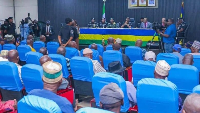 Da Duminsa: Shugaban ‘yan sandan Najeriya ya gana da tsofaffin jami’an ‘yan sanda kan matsalolin da suke fuskanta bayan an fara gudanar da Zàñga-zàñgar a yau Litinin.