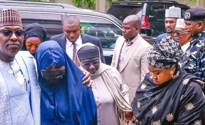 Kalli Hotuna ALLAH SARKI: Hajiya Aisha Buhari Ta Koma Gidan Marigayi Buhari Dake Kaduna A Yammacin Yau Lahadi Domin Cigaba Da Yin Takaba