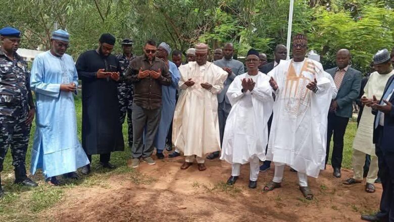 Da Duminsa: Kalli yanda da Safiyar Yau, Laraba, Atiku Abubakar da El-Rufai sun sake komawa Kabarin Buhari suka mai addu’a