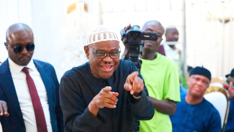 Kuma Dai: Bayan Filayen da ya baiwa ‘ya’yansa, Ministan Abuja, Nyesom Wike ya sake baiwa mahaifinsa da ‘yan uwansa maza da mata da abokai tarin filaye a Abuja