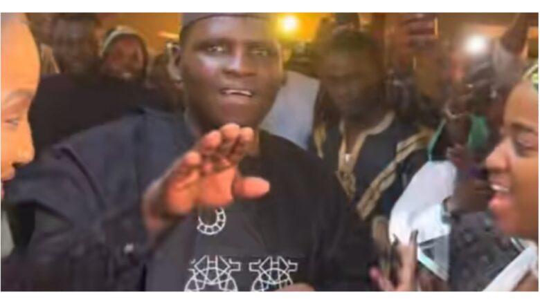 Kalli Bidiyo: Yanda Rarara ya dauki Duka matansa biyu, Amarya A’isha Humaira da Uwargidansa zuwa wajan Biki, saidai mutane sun ce ya fi baiwa Uwargidan muhimmanci