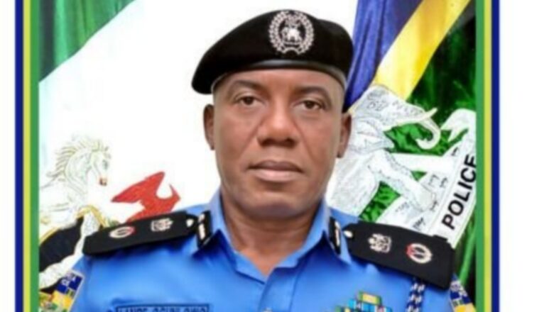 Ji yanda jikin Wani mutum ya shanye, ya kuma sheke bayan da ya kai matar aure me ‘ya’ya 3 dakin otal