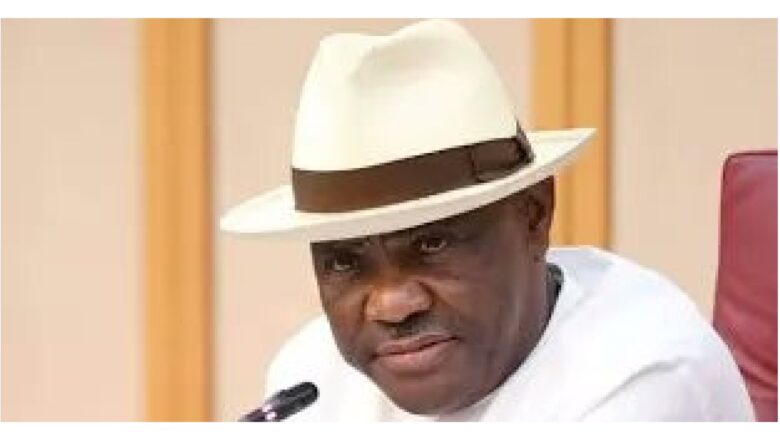 Karya yake a kafa ya rika zuwa makaranta har ya gama>>Abokin Karatun Ministan Abuja, Nyesome Wike ya karyatashi kan cewa, A mota kirar Mercedes Benz ya rika zuwa makaranta