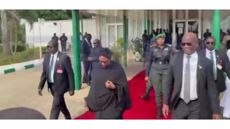 Bidiyo: Matar shugaban kasa, Remi Tinubu ta tafi Daura dan halartar jana’izar Buhari