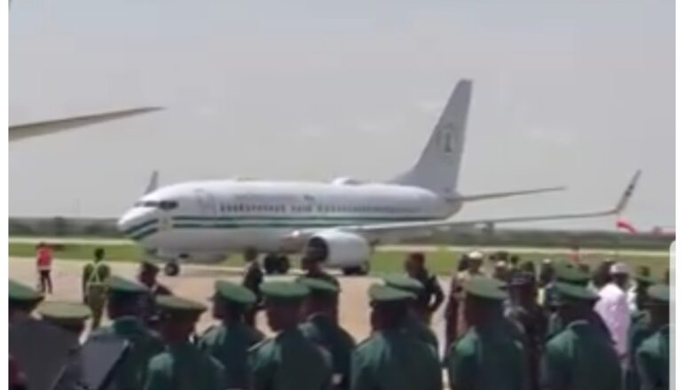 Bidiyon Da Duminsa: Kalli Gawar Buhari ta iso a cikin jirgin sama