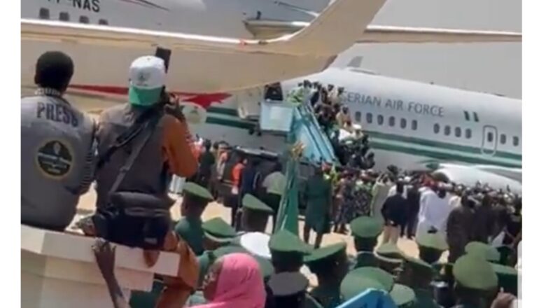 Kalli Bidiyo Da Duminsa: Daidai lokacin da ake sakko da gawar Shugaba Buhari daga jirgin sama