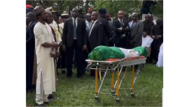 Kalli Bidiyon yanda aka yiwa shugaba Buhari sutura