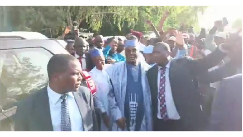 Kalli Bidiyo: Duk da wajan jana’iza ne, Daurawa sun rika sai Atiku a Gaban Tinubu