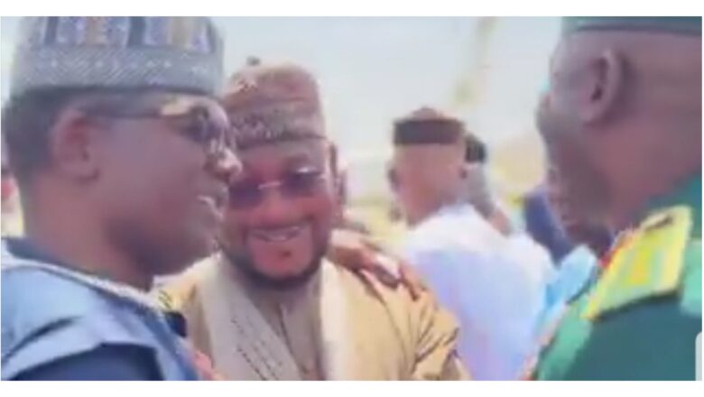 Kalli Bidiyo: Siyasa ba da gaba ba Gwamnan Zamfara, Dauda Lawal Dare da Ministan tsaro, Bello Matawalle na tafawa a wajan jana’izar Buhari