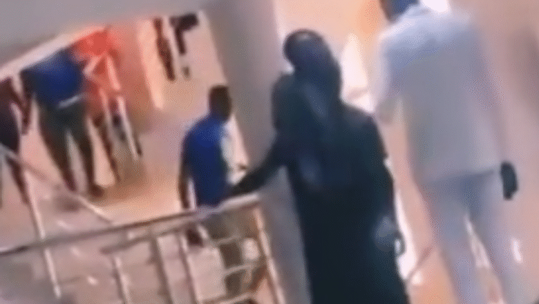 Kalli Bidiyon yanda wani mutum ya haukace a cikin banki bayan da ya je cire kudi suka ce mai an biya mai bashi dasu, shi kuma yasan bai ci bashi ba