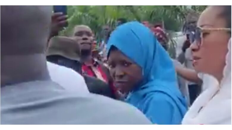 Kalli Sabon Bidiyo da Duminsa: Duk da ta kutsa kai cikin Farfajiyar majalisar tarayya da karfin tsiya, An kulle ainahin cikin zauren Majalisar aka hana sanata Natasha Akpoti shiga ciki, yayin da su Akpabio ke ciki, Ji abinda ya kuma yi