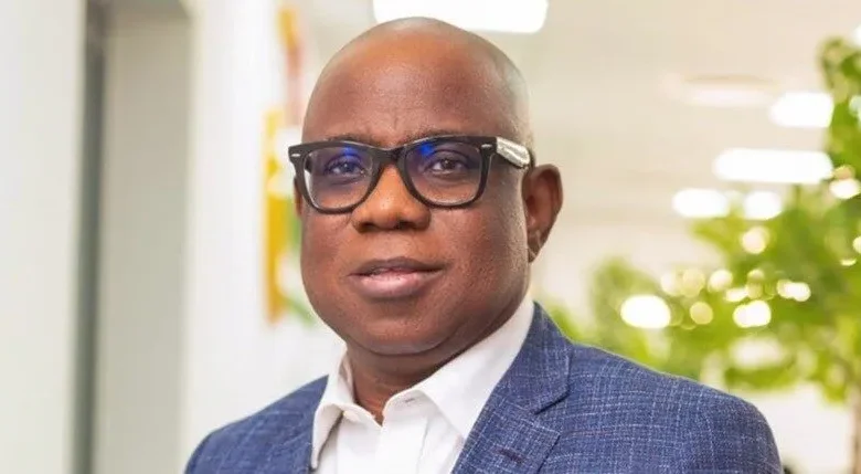 Da Duminsa: Shugaban NNPLC ya koma bakin aiki yayin da ake rade-radin an koreshi saboda zargin yana munafurtar shugaban kasa yana taimakawa ‘yan Adawa watau su Atiku Abubakar, saidai wata majiya tace Matar shugaban kasa, Remi Tinubu ce ta hana a koreshi daga aiki