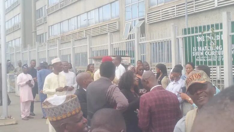 A yayin da aka baiwa ‘yan kwallo Najeriya Kyautar Naira Miliyan 150, Tsaffin sojoji sun fito kan tituna suna gangami a biyasu hakkokinsu