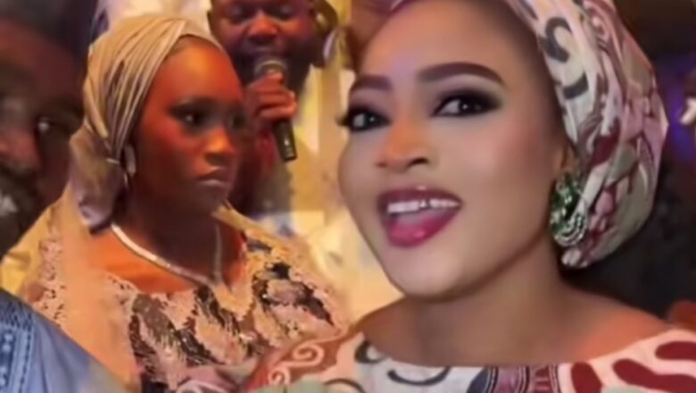 Kalli Bidiyon lokacin da Samha M. Inuwa ta bayar da kyautar dalar Amurka 100 wanda tace shine ya tsonewa wasu idanu har suka mata Asiri ta yi Haddarin mota a hanyarta ta komawa Kano daga Kaduna