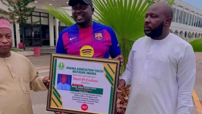 A Karshe Dai Mutumin Da Ya Yi Tattaki Daga Jigawa Zuwa Kano Don Ganin Gwamna Abba Ya Samu Shiga Gidan Gwamnatin, Bayan Tsawon Lokaci Yana Zaman Dirshan A Kofar Shiga Fadar Gwamnatin Ta Kano