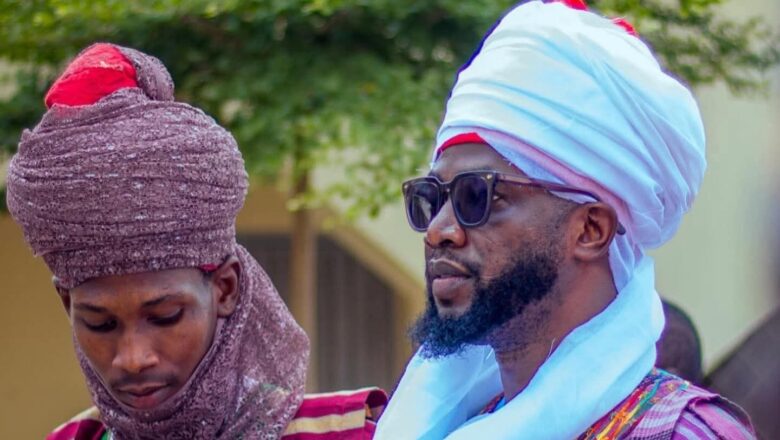 Hakimin Tarauni ya naɗa mawaƙi Ali Jita a matsayin Mai Unguwan Ado Bayero Royal City Estate da ke cikin birnin Kano a jiya Asabar